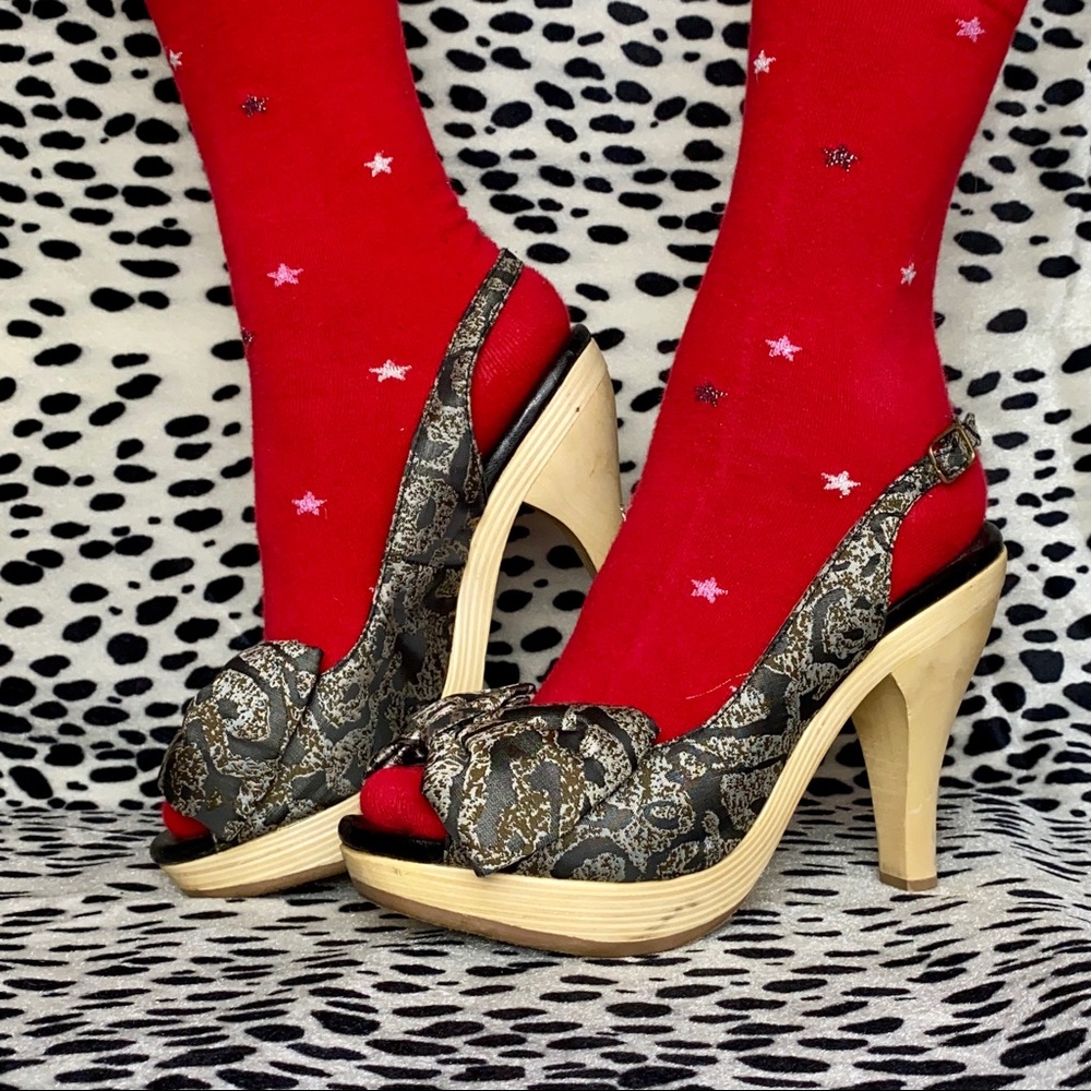 Betsey Johnson open toe heels wooden soles sz 8